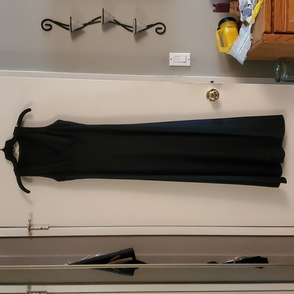 A simple but elegant evening gown. - Picture 1 of 16